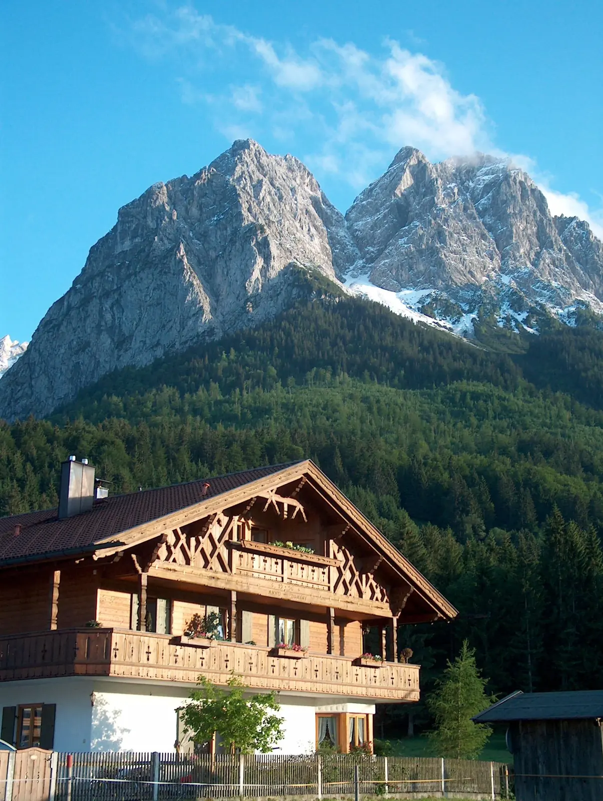 Haus Grasegger vor dem Waxensteinmassiv in Grainau