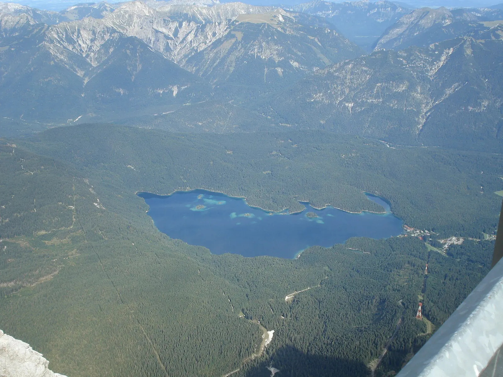 Blick von der Zugspitze auf den Eibsee