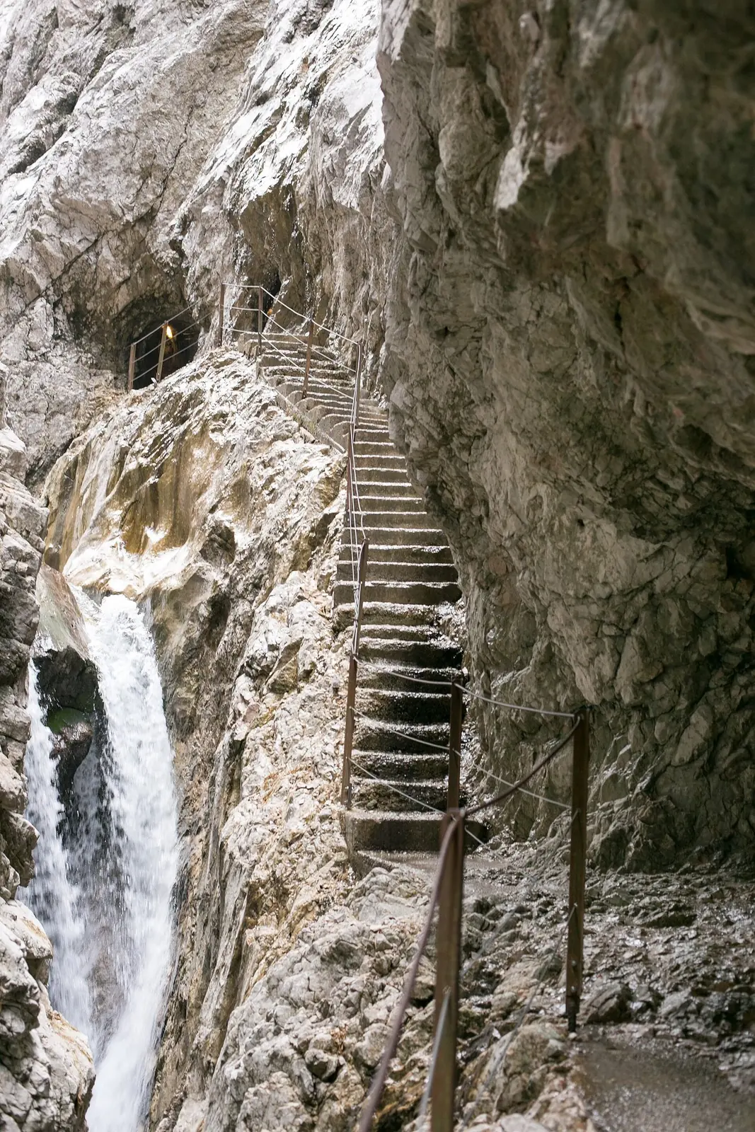 Steig und Wasserfall in der Höllentalklamm